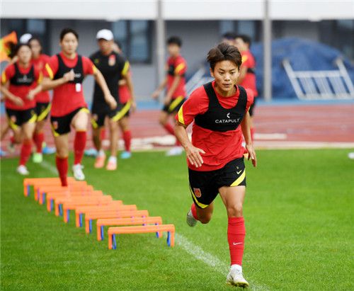 记者：利物浦等多支英超球队关注霍村21岁前锋拜尔本赛季6球4助德国天空体育名记FlorianPlettenberg报道，利物浦等多支英超球队有意霍芬海姆的德国前锋马克西米利安-拜尔。